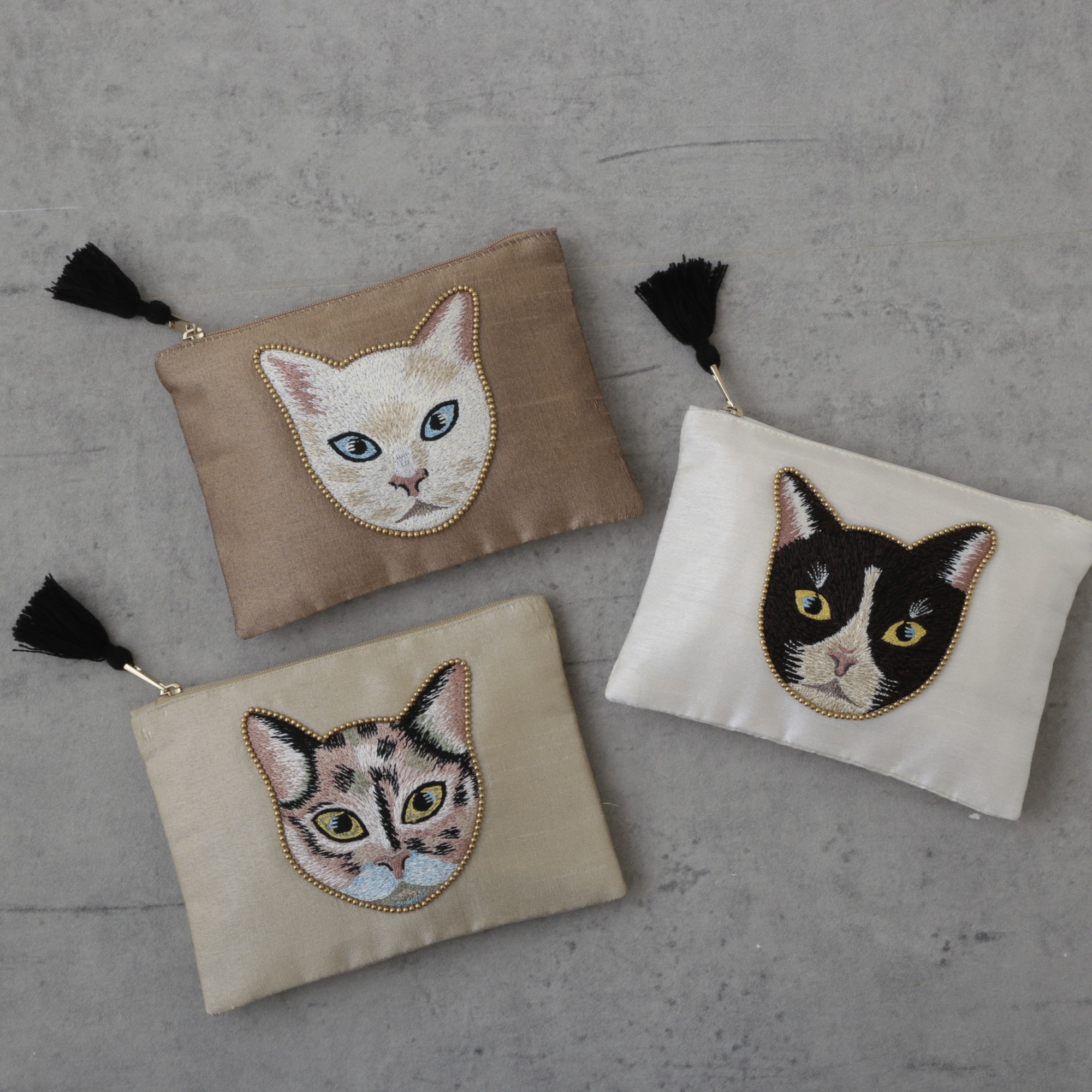 キャット刺繍フラットポーチ | artipur cottage（アンティプール